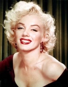 Marilyn-Monroe-egxromi-kokkino-kragion-393x500