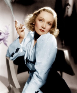 Marlene-Dietrich-ksanthia-poza-retro-411x500