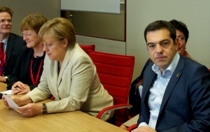 Ο πρωθυπουργός Αλέξης Τσίπρας (Δ) και η Καγκελάριος της Γερμανίας Άγγελα Μέρκελ (Α) κατά την διάρκεια της συνάντησης του, λίγο πριν την έναρξη των εργασιών της Συνόδου Κορυφής των ηγετών των χωρών μελών της Ευρωζώνης στις Βρυξέλλες, Παρασκευή 26 Ιουνίου 2015. ΑΠΕ-ΜΠΕ/EUROPEAN COUNCIL/Christos DOGAS