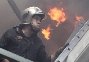 Πυροσβέστης επιχειρεί για την κατάσβεση της πυρκαγιάς που εκδηλώθηκε στην περιοχή του Καρέα, την Παρασκευή 17 Ιουλίου 2015.  Πολύ κοντά σε σπίτια έχει φτάσει, πλέον, η μεγάλη πυρκαγιά που ξέσπασε το μεσημέρι στον Καρέα, ενώ το έργο των πυροσβεστών δυσχεραίνει ο δυνατός άνεμος. Στην προσπάθεια κατάσβεσής της επιχειρεί αυτή την ώρα - παράλληλα με 30 πυροσβέστες με δέκα οχήματα - και ένα ελικόπτερο.   ΑΠΕ-ΜΠΕ/ ΑΠΕ-ΜΠΕ/ ΟΡΕΣΤΗΣ ΠΑΝΑΓΙΩΤΟΥ