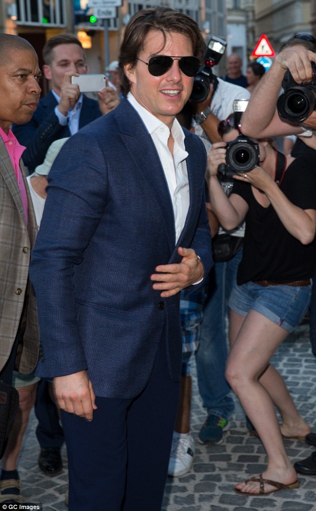 2AC26FDA00000578-3171345-On_the_go_Tom_Cruise_looked_handsome_in_Vienna_on_Wednesday_on_t-m-43_1437600382738
