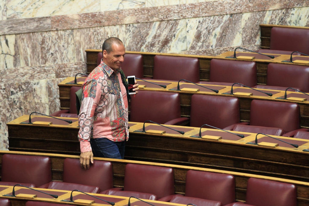 Ο βουλευτής του ΣΥΡΙΖΑ Γιάνης Βαρουφάκης προσέρχεται στη Βουλή προκειμένου να συμμετάσχει στην Ώρα του Πρωθυπουργού, Αθήνα, Παρασκευή 31 Ιουλίου 2015. Ο πρωθυπουργός Αλέξης Τσίπρας απαντά στην επίκαιρη ερώτηση που κατέθεσε η πρόεδρος του ΠΑΣΟΚ, Φώφη Γεννηματά, η οποία ζήτησε από τον πρωθυπουργό να τοποθετηθεί σχετικώς με τις πρόσφατες δηλώσεις του πρώην υπουργού Οικονομικών, Γιάνη Βαρουφάκη, σύμφωνα με τις οποίες επεξεργαζόταν το plan B της κυβέρνησης. ΑΠΕ-ΜΠΕ/ΑΠΕ-ΜΠΕ/ΟΡΕΣΤΗΣ ΠΑΝΑΓΙΩΤΟΥ