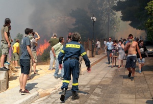Πυροσβέστες και κάτοικοι επιχειρούν για την κατάσβεση της πυρκαγιάς που εκδηλώθηκε στην περιοχή του Καρέα, την Παρασκευή 17 Ιουλίου 2015.  Πολύ κοντά σε σπίτια έχει φτάσει, πλέον, η μεγάλη πυρκαγιά που ξέσπασε το μεσημέρι στον Καρέα, ενώ το έργο των πυροσβεστών δυσχεραίνει ο δυνατός άνεμος. Στην προσπάθεια κατάσβεσής της επιχειρεί αυτή την ώρα - παράλληλα με 30 πυροσβέστες με δέκα οχήματα - και ένα ελικόπτερο.   ΑΠΕ-ΜΠΕ/ΑΠΕ-ΜΠΕ/Παντελής Σαίτας