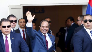 Egyptian President Abdel Fattah al-Sisi (C) waves as he arrives to the opening ceremony of the New Suez Canal, in Egypt August 6, 2015. REUTERS/Amr Abdallah Dalsh