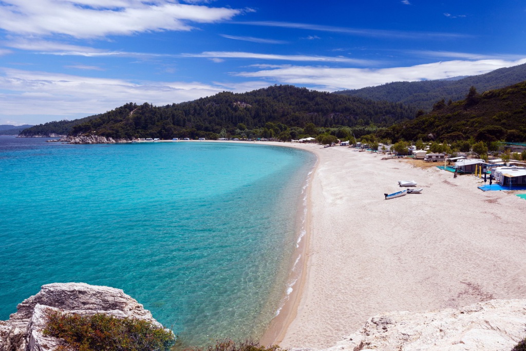 crystal-blue-waters-and-sandy-beach-in-halkidiki