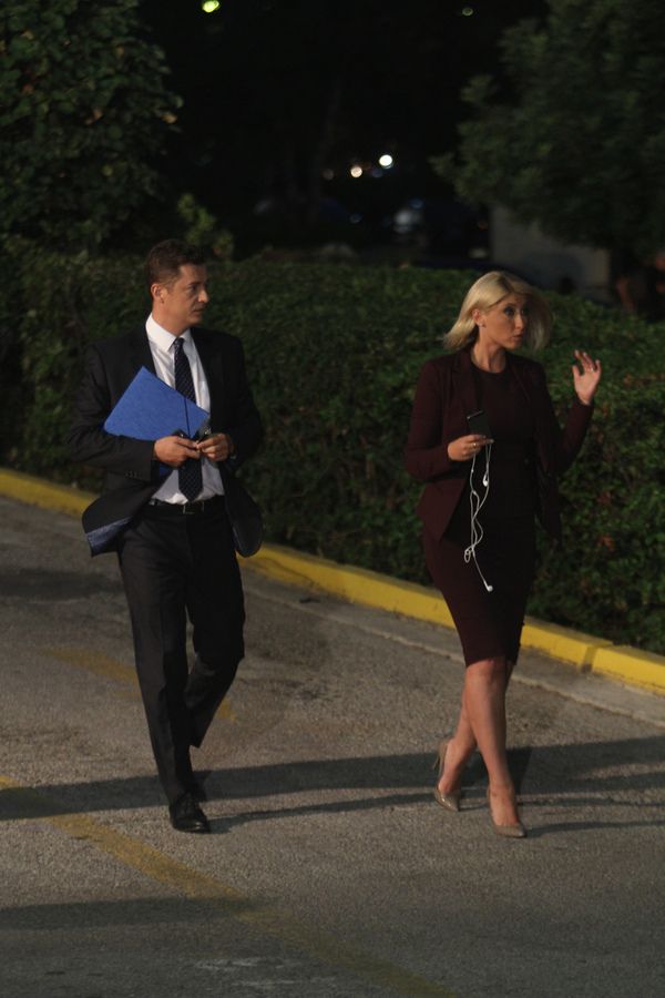 Οι δημοσιογράφοι Σία Κοσιώνη (Δ) και Αντώνης Σρόιτερ (Α) φθάνουν στο Ραδιοτηλεοπτικό Μέγαρο της ΕΡΤ όπου θα πάρουν μέρος στο ντιμπέιτ των πολιτικών αρχηγών, τη Δευτέρα 14 Σεπτεμβρίου 2015. Το ντιμπέιτ (Debate) πραγματοποιείται μεταξύ του προέδρου του ΣΥΡΙΖΑ, Αλέξη Τσίπρα και του προέδρου της Νέας Δημοκρατίας, Βαγγέλη Μεϊμαράκη στο Ραδιοτηλεοπτικό Μέγαρο της ΕΡΤ για τις εκλογές, της 20ης Σεπτεμβρίου.ΑΠΕ-ΜΠΕ/ΑΠΕ-ΜΠΕ/ΑΛΕΞΑΝΔΡΟΣ ΒΛΑΧΟΣ