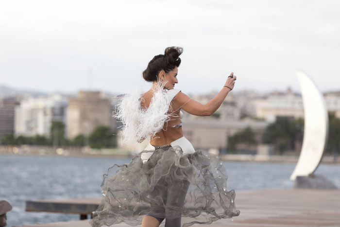 “Παράσταση” μόδας, με ρούχα από ...ανακυκλώσιμα υλικά και φόντο το φθινοπωρινό ηλιοβασίλεμα στο Θερμαϊκό, δόθηκε στη Νέα Παραλία της Θεσσαλονίκης, με πρωταγωνιστές επαγγελματίες και ερασιτέχνες της μόδας, καλλιτέχνες και πλήθος κόσμου, Δευτέρα 28 Σεπτεμβρίου 2015.  Η πρωτότυπη εκδήλωση, με θέμα: “Νέα Παραλία - νέα πασαρέλα – ελεύθερη έκφραση για ένα ένδυμα”, πραγματοποιήθηκε στην ξύλινη εξέδρα, με πρωτοβουλία του συλλόγου “Φίλοι Νέας Παραλίας” . ΑΠΕ ΜΠΕ/PIXEL/Σωτήρης Μπαρμπαρούσης