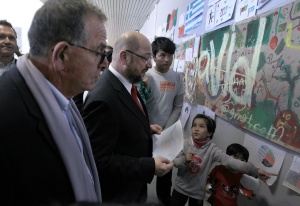 Ο πρόεδρος του Ευρωπαϊκού Κοινοβουλίου Μάρτιν Σουλτς (2Α) μιλάει με παιδιά προσφύγων κατά την επίσκεψή του στο προσωρινό κέντρο φιλοξενίας προσφύγων στο Γαλάτσι, συνοδευόμενος από τον αναπληρωτή υπουργό Μεταναστευτικής Πολιτικής Γιάννη Μουζάλα (Α), Αθήνα, την Τετάρτη 4 Νοεμβρίου 2015.  ΑΠΕ-ΜΠΕ/ΑΠΕ-ΜΠΕ/ΣΥΜΕΛΑ ΠΑΝΤΖΑΡΤΖΗ