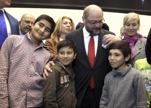 Ο πρόεδρος του Ευρωπαϊκού Κοινοβουλίου Μάρτιν Σουλτς (K) στέκεται να φωτογραφηθεί από παιδιά προσφύγων  κατά την επίσκεψή του στο προσωρινό κέντρο φιλοξενίας προσφύγων στο Γαλάτσι, συνοδευόμενος από τον αναπληρωτή υπουργό Μεταναστευτικής Πολιτικής Γιάννη Μουζάλα, Αθήνα, την Τετάρτη 4 Νοεμβρίου 2015. ΑΠΕ-ΜΠΕ/ΑΠΕ-ΜΠΕ/ΣΥΜΕΛΑ ΠΑΝΤΖΑΡΤΖΗ