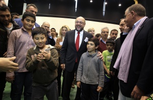 Ο πρόεδρος του Ευρωπαϊκού Κοινοβουλίου Μάρτιν Σουλτς (K) στέκεται να φωτογραφηθεί από παιδιά προσφύγων  κατά την επίσκεψή του στο προσωρινό κέντρο φιλοξενίας προσφύγων στο Γαλάτσι, συνοδευόμενος από τον αναπληρωτή υπουργό Μεταναστευτικής Πολιτικής Γιάννη Μουζάλα, Αθήνα, την Τετάρτη 4 Νοεμβρίου 2015. ΑΠΕ-ΜΠΕ/ΑΠΕ-ΜΠΕ/ΣΥΜΕΛΑ ΠΑΝΤΖΑΡΤΖΗ
