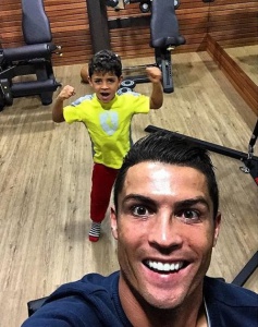 Cristiano-Ronaldo-hit-gym-his-mini-me-Cristiano-Ronaldo-Jr