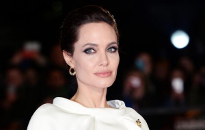 epa04503717 US actress/director Angelina Jolie arrives for the premiere of 'Unbroken' in London, Britain, 25 November 2014. The movie opens across British theaters on 26 December.  EPA/FACUNDO ARRIZABALAGA  EPA/FACUNDO ARRIZABALAGA