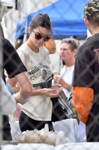 EXCLUSIVE: Kendall Jenner is seen shopping at the flea market at the Rose Bowl in Pasadena Ca. Kendall was seen checking out a stand with lots of crystals before stopping by one that sold belts and hats Pictured: Kendall Jenner Ref: SPL1259737 100416 EXCLUSIVE Picture by: Fern / Splash News Splash News and Pictures Los Angeles: 310-821-2666 New York: 212-619-2666 London: 870-934-2666 photodesk@splashnews.com 