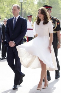 Kate-Middleton-Dress-Flying-Up-Pictures