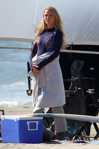 Blake Lively films scenes for 'The Shallows' on the beach in Malibu, CA. Pictured: Blake Lively Ref: SPL1258734 120416 Picture by: TC/Splash News Splash News and Pictures Los Angeles: 310-821-2666 New York: 212-619-2666 London: 870-934-2666 photodesk@splashnews.com 