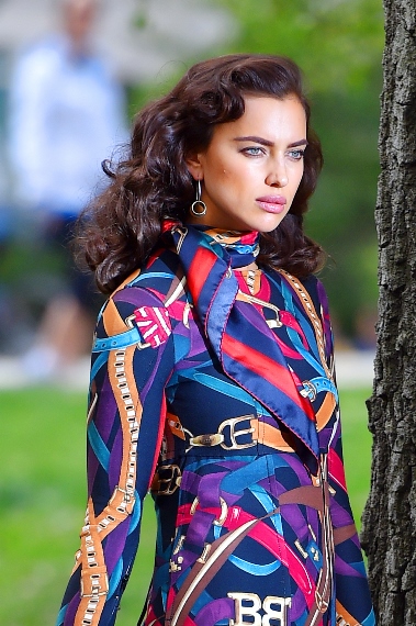 Irina Shayk gets frisked by an NYPD office in a photo shoot for "Vogue" in Central Park, NYC, New York. Pictured: Irina Shayk Ref: SPL1270365  250416   Picture by:  Splash News Splash News and Pictures Los Angeles:	310-821-2666 New York:	212-619-2666 London:	870-934-2666 photodesk@splashnews.com 