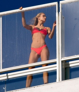 Hannah Ferguson models in a bikini in Miami. Part of the Sports Illustrated bikini event. Ref: SPL1230289 180216 Picture by: Splash News Splash News and Pictures Los Angeles: 310-821-2666 New York: 212-619-2666 London: 870-934-2666 photodesk@splashnews.com 