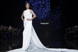 epa05283457 Russian model Irina Shayk presents a creation by Pronovias label in the Barcelona Bridal Fashion Week, in Barcelona, Spain, 29 April 2016.  The event runs from 26 to 29 April.  EPA/QUIQUE GARCIA