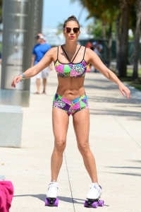 US & UK CLIENTS MUST ONLY CREDIT KDNPIX Jennifer Nicole Lee exercises before heading to the beach in Miami. Pictured: Jennifer Nicole Lee Ref: SPL1280474  110516   Picture by: KDNPIX Splash News and Pictures Los Angeles:	310-821-2666 New York:	212-619-2666 London:	870-934-2666 photodesk@splashnews.com 