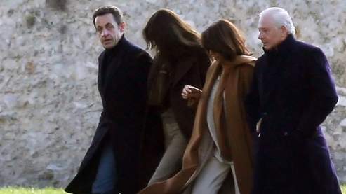 French President Nicolas Sarkozy, 53 (L) and his new wife 40-year-old Italian ex-supermodel Carla Bruni (2ndL, who were married yesterday at the Elysee palace, walk 03 February 2008 near the Lanterne, an official residence in Versailles, southwest of Paris. At right is Maurizio Remmert, Carla Bruni's father, and his wife Marcia de Luca (2ndR) AFP PHOTO FRANCOIS GUILLOT