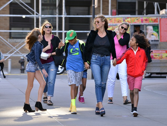 TV personality Heidi Klum takes her family for a walk along the Hudson River on June 9 2016 in New York City Pictured: Heidi Klum, Family Ref: SPL1299263  090616   Picture by: Splash News Splash News and Pictures Los Angeles:	310-821-2666 New York:	212-619-2666 London:	870-934-2666 photodesk@splashnews.com 