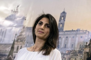 epa05378483 Virginia Raggi, Rome mayoral candidate for the anti-establishment Five Star Movement (M5S), reacts during a press conference in Rome, Italy, 20 June 2016. Exit polls suggest a win for Raggi in the Rome mayoral elections run-off which would make her Italy's first female mayor. EPA/ANGELO CARCONI