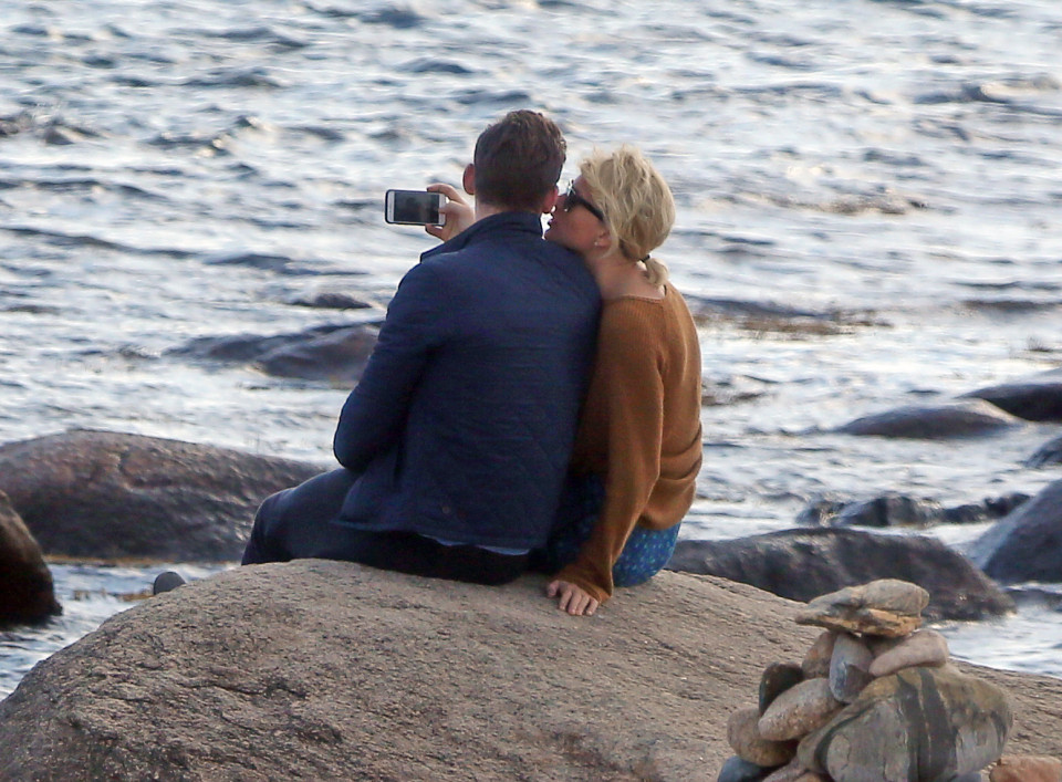 Taylor Swift was spotted with new love interest, British actor Tom Hiddleston. The two were spotted canoodling on the rocks along the beach in Westerly, RI. In between kissing the two posed for many selfies. Hiddleston, almost 10 years older than Swift, wrapped her in his jacket. The couple walked off the beach holding hands. Photo Location: Westerly RI--Public Beach Captured 9/13/16 sales@theimagedirect.com Please byline:TheImageDirect.com *EXCLUSIVE PLEASE EMAIL sales@theimagedirect.com FOR FEES BEFORE USE