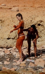 Kate Hudson in a bikini and getting covered with mud in Ibiza, Spain Pictured: kate hudsom Ref: SPL1318889 140716 Picture by: Silvia & Sergio / Splash News Splash News and Pictures Los Angeles: 310-821-2666 New York: 212-619-2666 London: 870-934-2666 photodesk@splashnews.com 