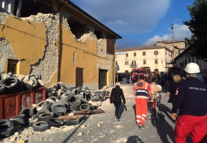 REFILE - CORRECTING SPELLING OF TOWNRescuers and people walk along a road following an earthquake in Accumoli di Rieti, central Italy, August 24, 2016. REUTERS/Steve Scherer           NYTCREDIT: Reuters