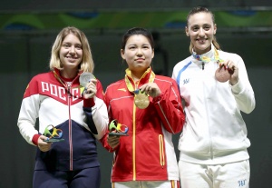 ÑÉÏ-ÏËÕÌÐÉÁÊÏÉ ÁÃÙÍÅÓ 2016-ÓÊÏÐÏÂÏËÇ// ÁÐÏÍÏÌÅÓ ÌÅÔÁËËÉÙÍ ÌÐÁÔÓÁÑÁÓÊÉÍÁ -ÆÁÍÃÊ -ÊÏÑÁÊÁÊÇ .Vitalina Batsarashkina, left, of Russia, Zhang Mengxue, center, of China and Anna Korakaki, right, of Greece pose for photographers during the award ceremony for the women's 10-meter air pistol event at Olympic Shooting Center at the 2016 Summer Olympics in Rio de Janeiro, Brazil, Sunday, Aug. 7, 2016. Zhang won the gold medal. Batsarashkina won the silver medal and Korakaki finished with the bronze. (AP Photo/Eugene Hoshiko) (EUROKINISSI / ASSOCIATED PRESS)