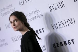 REFILE - CORRECTING SPELLING OF PICCIOLI Actress Keira Knightley poses as she arrives for the "An Evening Honoring Valentino" gala benefiting the Lincoln Center Corporate Fund at Alice Tully Hall at Lincoln Center in the Manhattan borough of New York City, December 7, 2015. The event honored Valentino Creative Directors Maria Grazia Chiuri and Pierpaolo Piccioli. REUTERS/Mike Segar