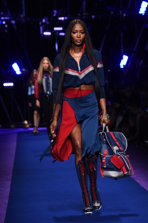 Model Naomi Campbell presents a creation for fashion house Versace during the 2017 Women's Spring / Summer collections shows at Milan Fashion Week on September 23, 2016 in Milan. / AFP PHOTO / GIUSEPPE CACACE