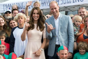 Britain's Prince William and Catherine, Duchess of Cambridge, pose for a picture with participants of the Wave Project, an organisation that uses surfing as a tool to reduce anxiety in children and improve their mental wellbeing, on Newquay's Town Beach, Britain September 1, 2016. REUTERS/Arthur Edwards/Pool