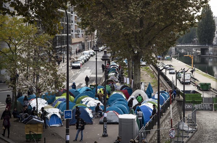 epa05607252 A general view of a makeshift migrant camp set up near the Jaures and Stalingrad metro stations and the Canal Saint-Martin in Paris, France, 28 October 2016. The Adventist Development and Relief Agency (Adra) which distributes approximately 700 meals daily in the northern Paris camp states that it is noticing a spike in new migrant arrivals this week, potentially linked the the Calais 'jungle' camp closure - with around 1000 meals distributed today. EPA/IAN LANGSDON