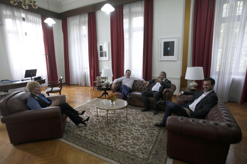 Ο Πρωθυπουργός Αλέξης Τσίπρας (3Δ) συνομιλεί με παρευρισκόμενους στην έναρξη λειτουργίας του Γραφείου της ΓΓ του Πρωθυπουργού, στην Θεσσαλονίκη, το Σάββατο 26 Νοεμβρίου 2016 ΑΠΕ-ΜΠΕ/ΑΠΕ-ΜΠΕ/ΝΙΚΟΣ ΑΡΒΑΝΙΤΙΔΗΣ