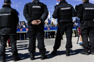 Bulgarian gendarmes stand guard during a rally of Bulgarian nationalists aimed at preventing ethnic Turks with Bulgarian passports from crossing to vote in the country's general elections on March 24, 2017 at the Kapitan Andreevo checkpoint on the Bulgarian-Turkish border. Turkish President hit back on March 23, 2017 at what he called "pressure" on the 700,000 Turks in Bulgaria, as tensions mounted between Ankara and Sofia ahead of elections in the EU state. Bulgaria has voiced anger at Turkey's open support for a party for the ethnic Turkish minority, which is running in the general elections for the first time on March 26. / AFP PHOTO / Dimitar DILKOFF