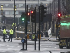 Forensics investigators and police officers work at the site near Westminster Bridge the morning after an attack by a man driving a car and weilding a knife left five people dead and dozens injured, in London, Britain, March 23, 2017. REUTERS/Darren Staples