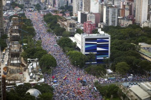 A general view shows a street filled with supporters of Venezuela's opposition presidential candidate Henrique Capriles during a regional closing campaign rally in Caracas September 30, 2012. REUTERS/Marco Bello (VENEZUELA - Tags: POLITICS ELECTIONS)