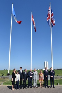 French President Francois Hollande (4th L), French Minister for Cities, Canadian Prime Minister Justin Trudeau (3rd L), his wife Sophie Gregoire (2nd L) and son Xavier (L), Britain's Charles, Prince of Wales (4th R), Governor General of Canada David Johnston (C), his wife Sharon (3rd R) Britain's Prince William (2nd R), Duke of Cambridge and Britain's Prince Harry (R) pose a commemoration ceremony to mark the 100th anniversary of the Battle of Vimy Ridge at the Canadian National Vimy Memorial in Vimy, near Arras, northern France, on April 9, 2017. / AFP PHOTO / POOL / Philippe HUGUEN