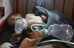 Syrian children receive treatment following a suspected toxic gas attack in Khan Sheikhun, a rebel-held town in the northwestern Syrian Idlib province, on April 4, 2017.  Warplanes carried out a suspected toxic gas attack that killed at least 35 people including several children, a monitoring group said. The Syrian Observatory for Human Rights said those killed in the town of Khan Sheikhun, in Idlib province, had died from the effects of the gas, adding that dozens more suffered respiratory problems and other symptoms.  / AFP PHOTO / Mohamed al-Bakour